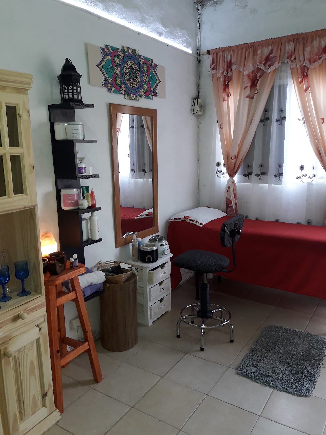 Sala de masajes principal de Relax Enjoy en Paraná con camilla de madera, toallas suaves, luz tenue y vegetación